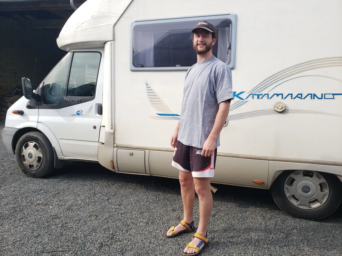Ghislain Matéo devant son camping-car