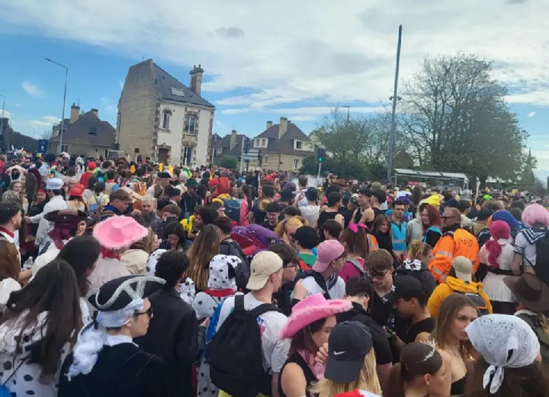 A Caen, 36 000 participants pour le carnaval étudiant