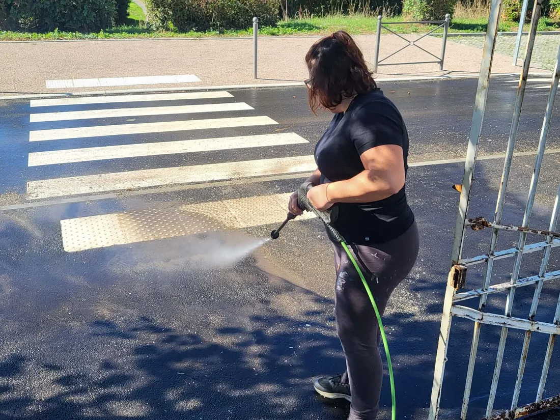 Une habitante de Saint-Martin-de-Mieux en pleine action avec un nettoyeur haute pression