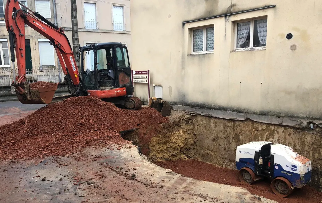 Les agents municipaux ont découvert une cavité sous une rue de Mamers. 