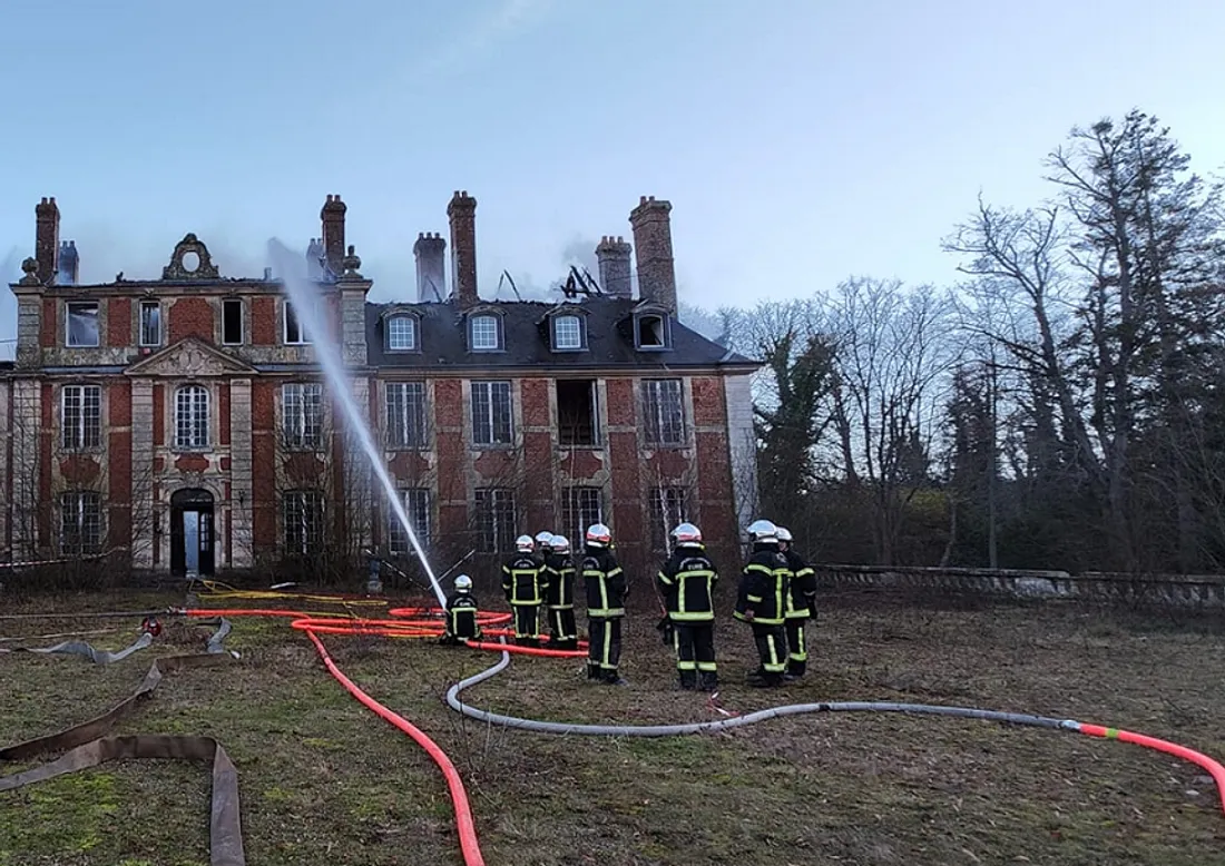 Château dévasté par les flammes