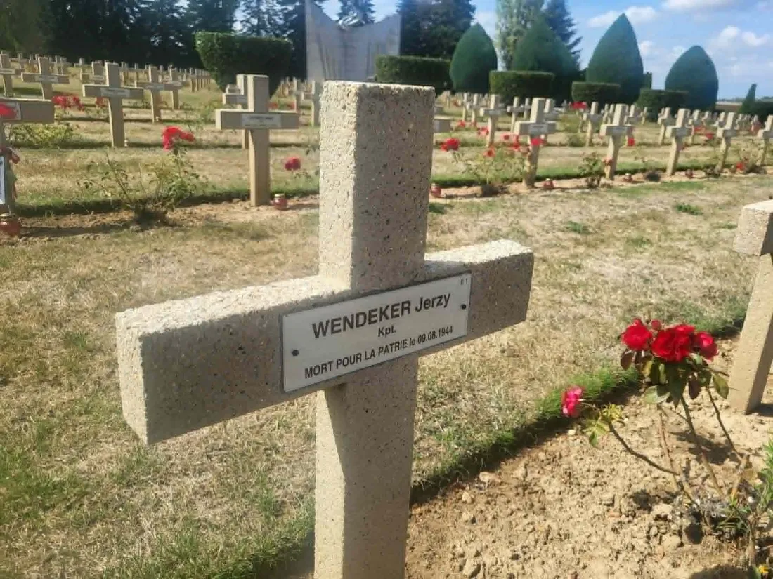 Une tombe du cimetière militaire au sud de Caen