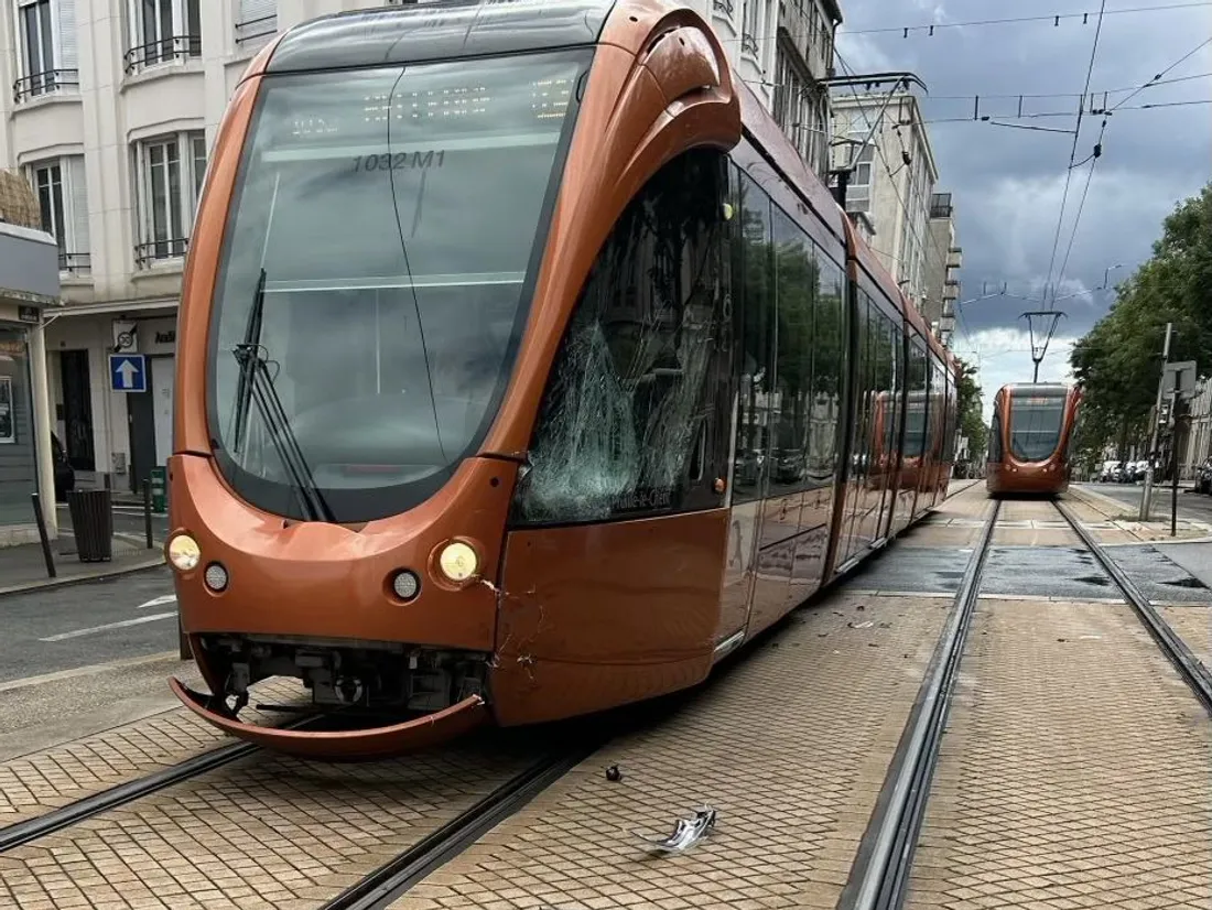 Collision tram contre camionnette au Mans