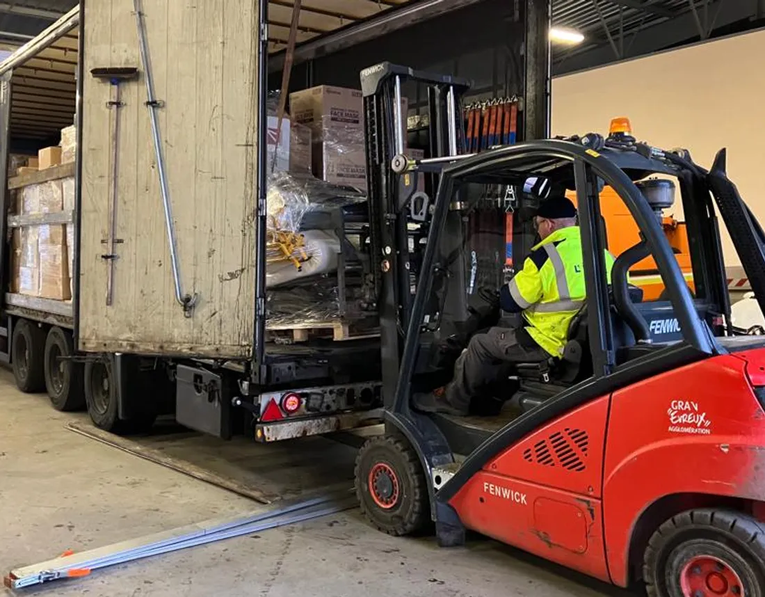 Chargement d'une remorque à destination de l'Ukraine