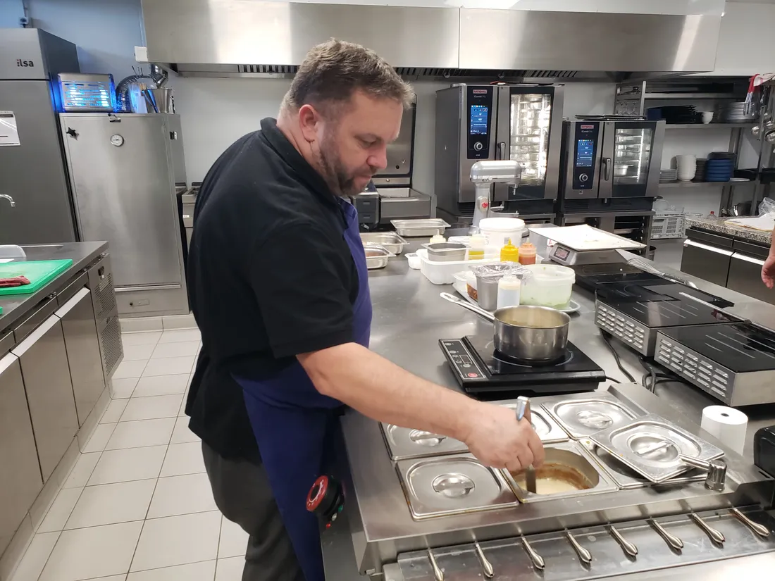 Un cuisinier sur son lieu de travail, Le Poulpe à Luc-sur-Mer