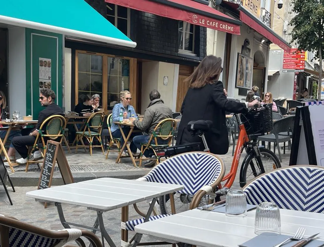 Cycliste pied à terre en centre-ville du Mans