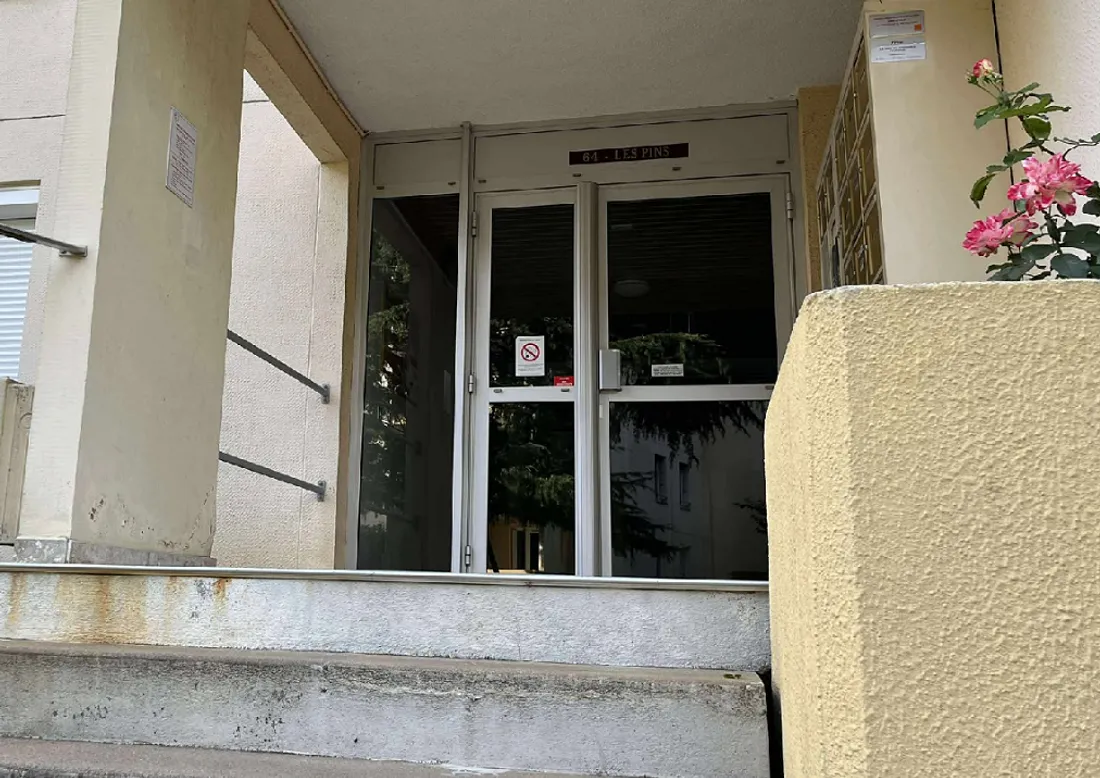 L'entrée de l'immeuble