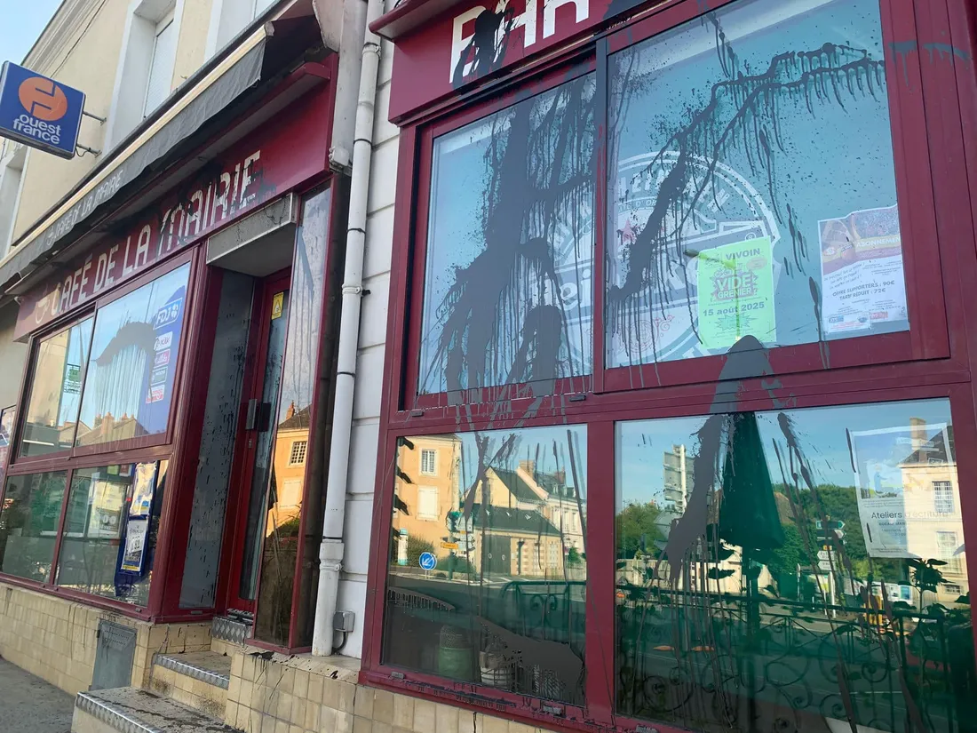 Dans la nuit du 2 au 3 août 2025, le café de la mairie, à Beaumont-sur-Sarthe, a été vandalisé.
