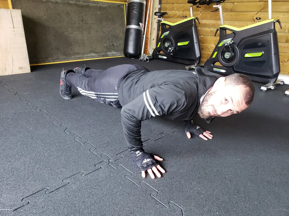 Davy Gallon en pleine séance de pompes