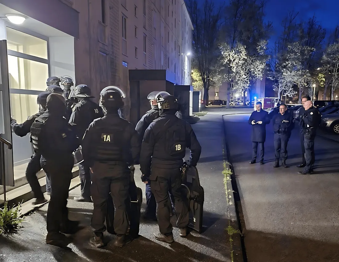 Des éléments de la CRS 8, spécialisés dans l'action en zone urbaine, étaient mobilisés.