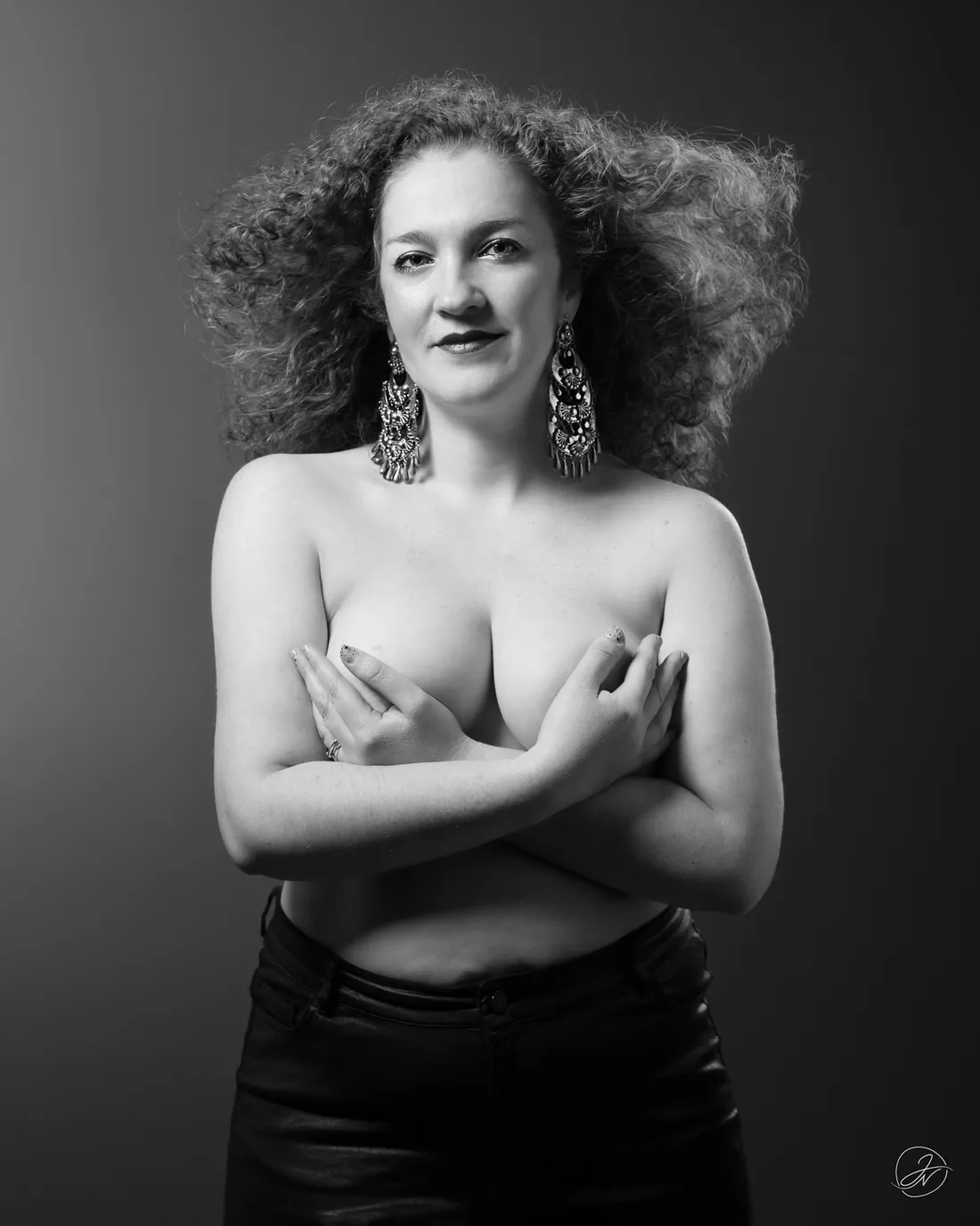Une femme prenant la pose pour Octobre rose