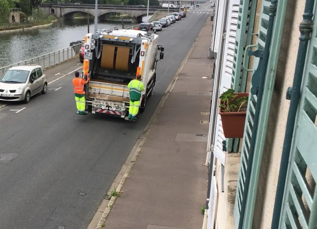 Au Mans, les éboueurs s'éloignent, leur mission se poursuit