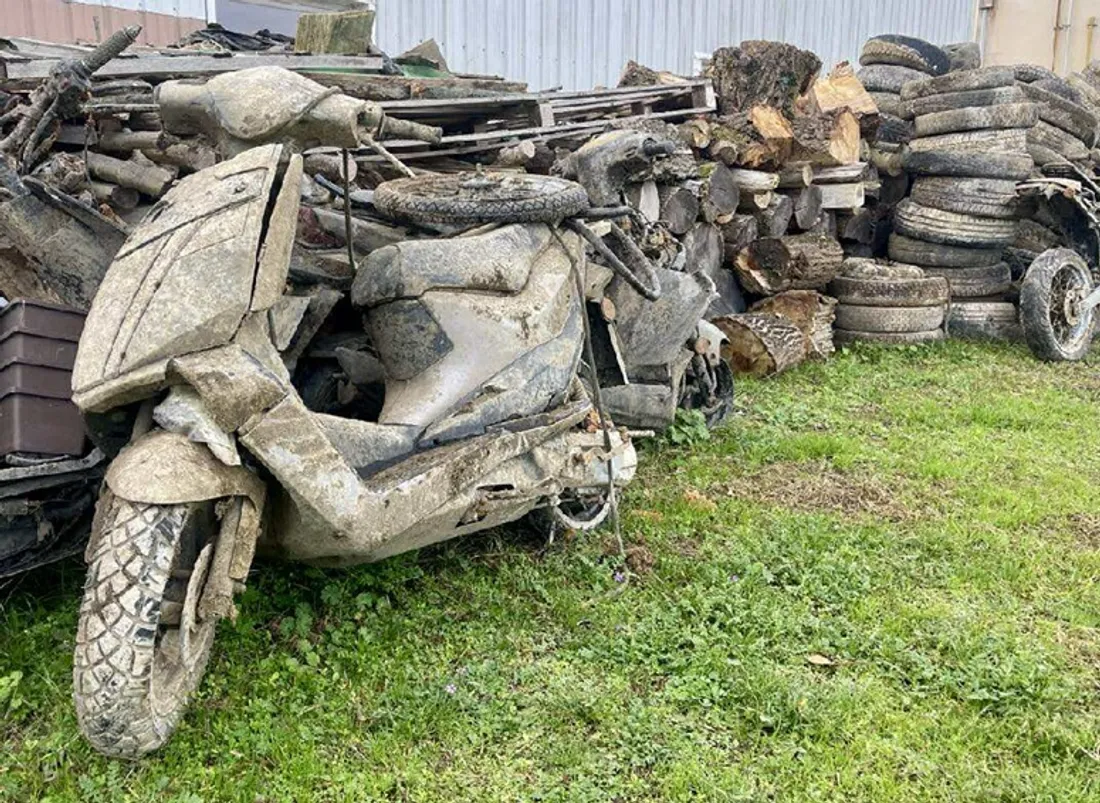 Scooter remonté du lit de la Sarthe