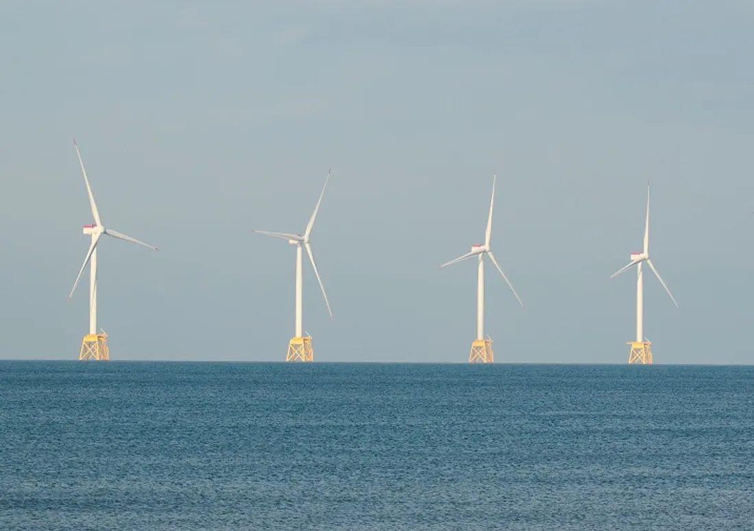Des éoliennes en mer