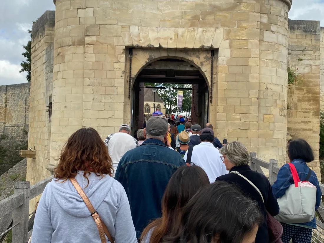 Du monde devant l'entrée du Chateau de Caen pour le Banquet Fantastique