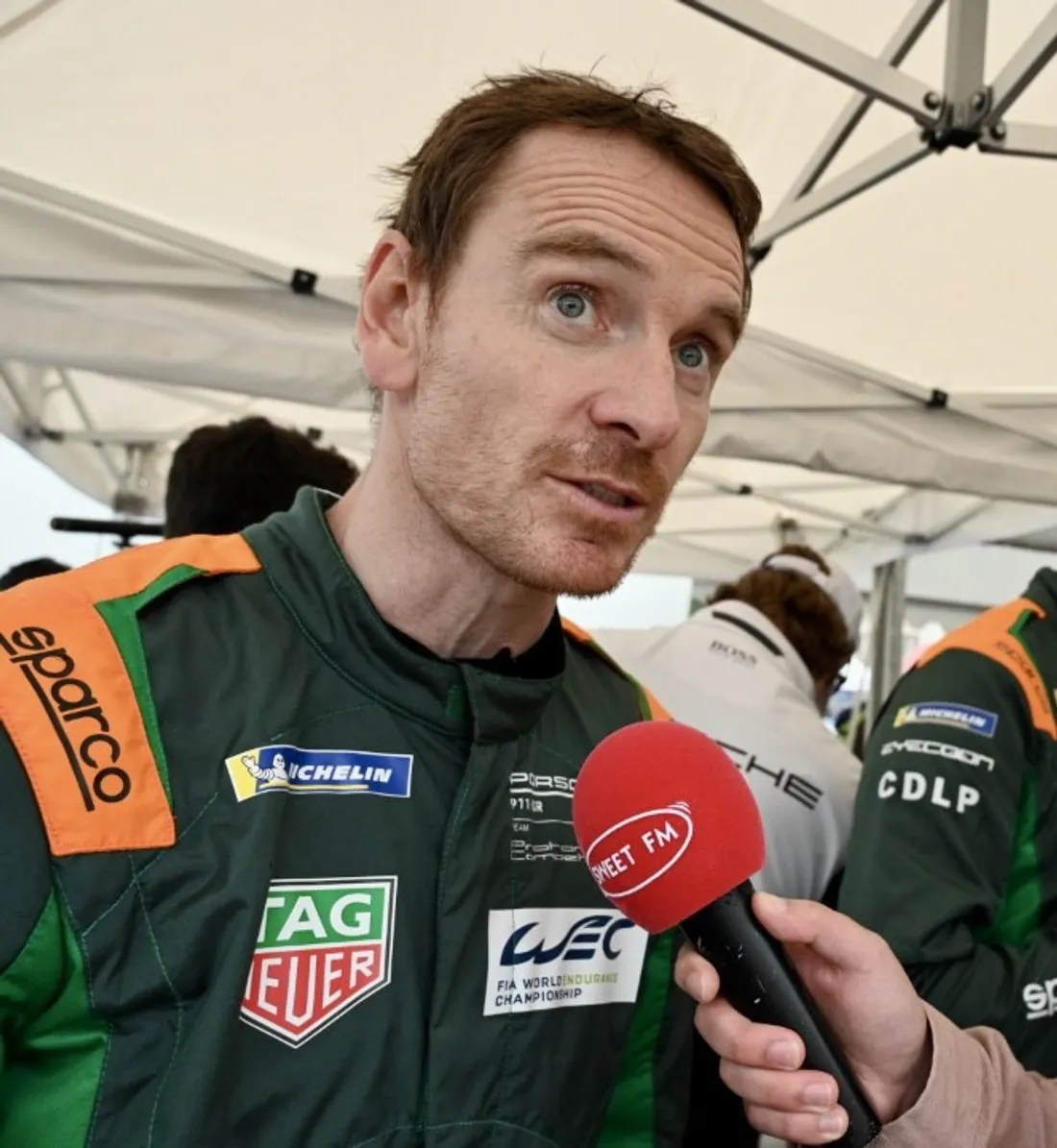 L'acteur Michael Fassbender s'exprime sur les 24 Heures du Mans au micro de Sweet FM