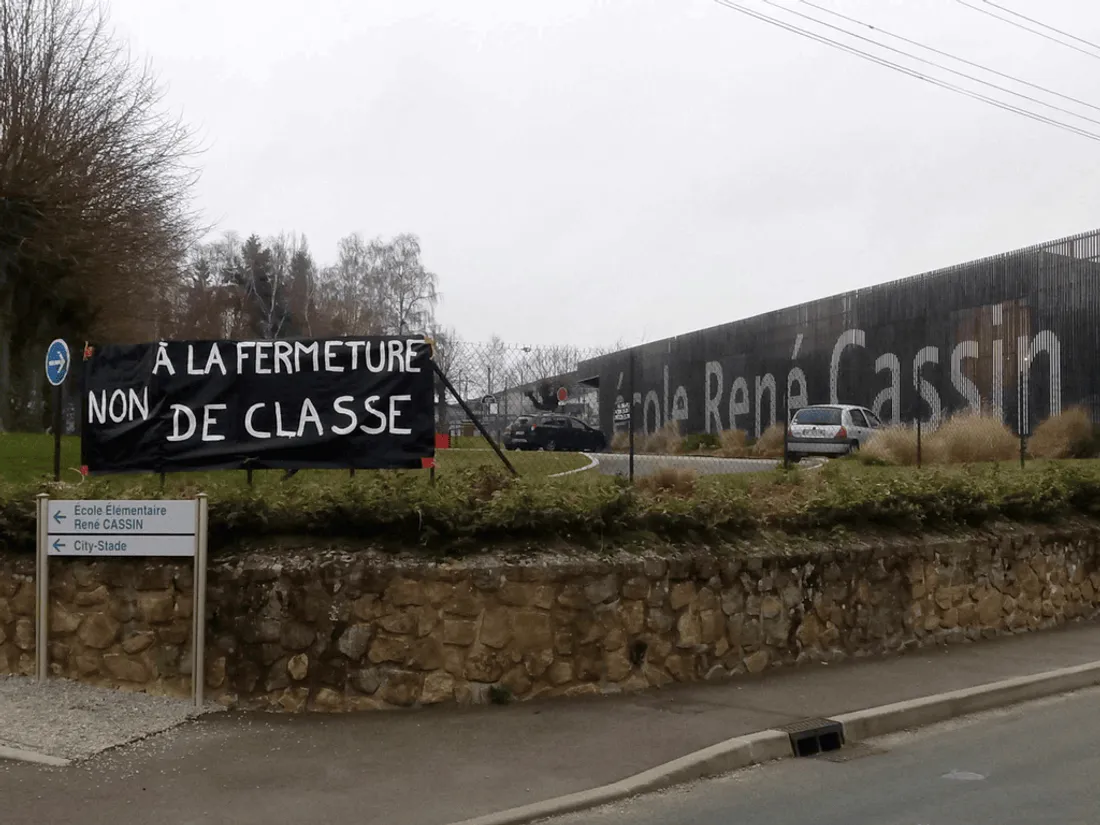 Les abords de l'école René-Cassin, à Bouloire