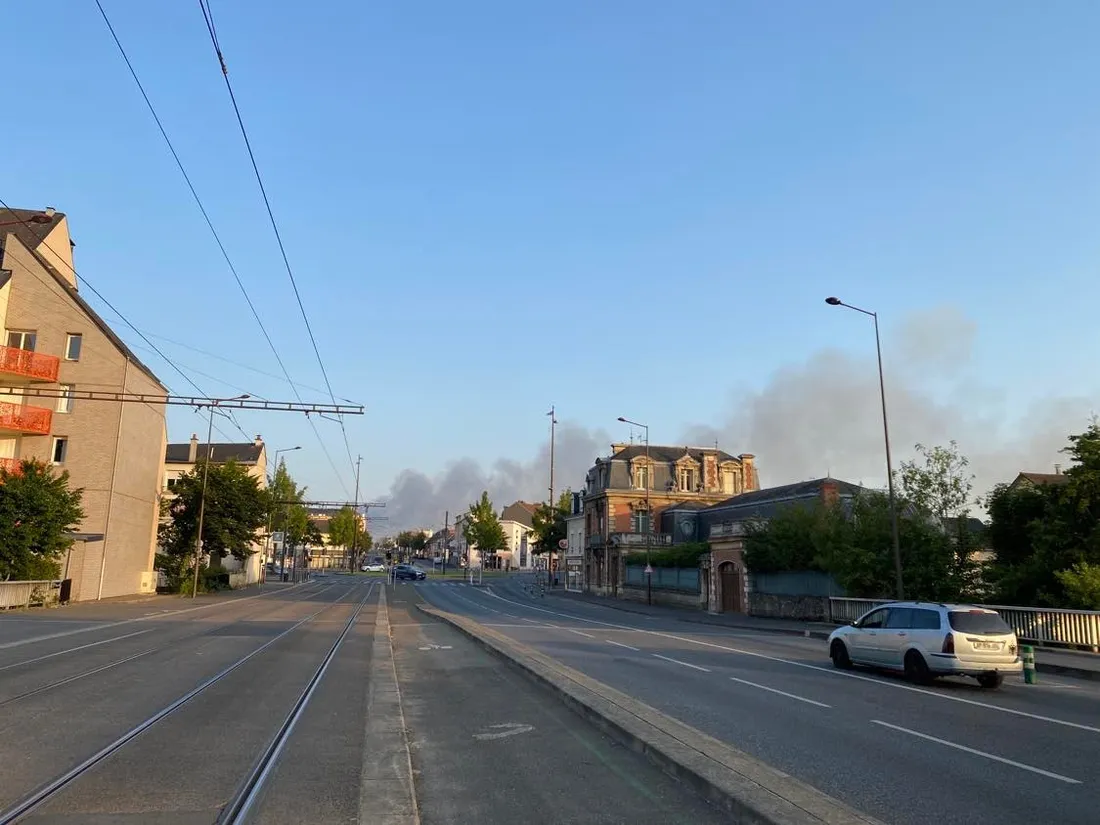 Les fumées, visibles du Mans