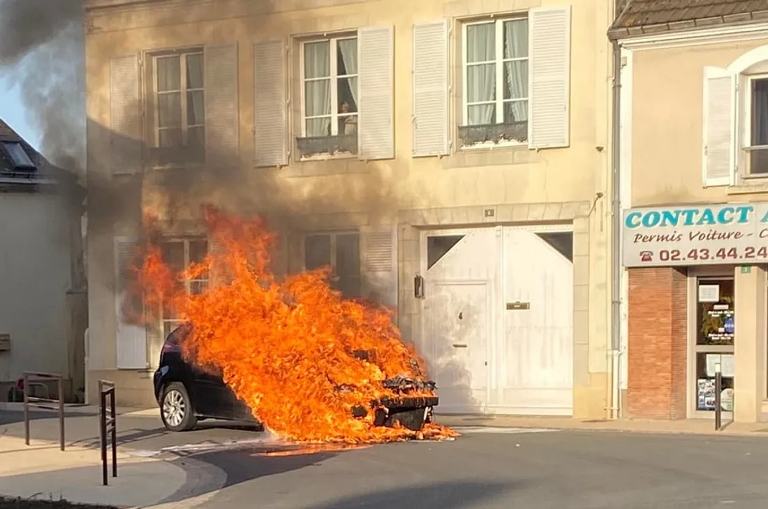 Véhicule en feu à Pontvallain