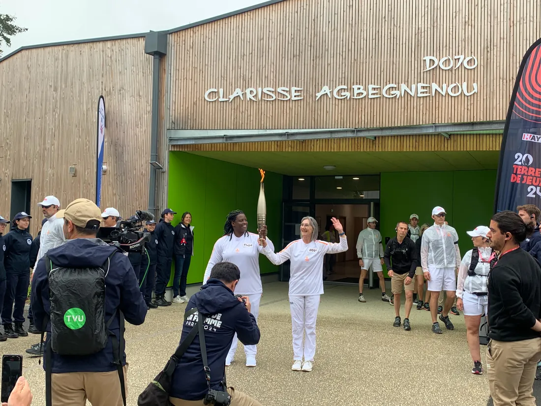 La Flamme Olympique est entrée dans le dodo Clarisse Agbegnenou, à Château-Gontier.
