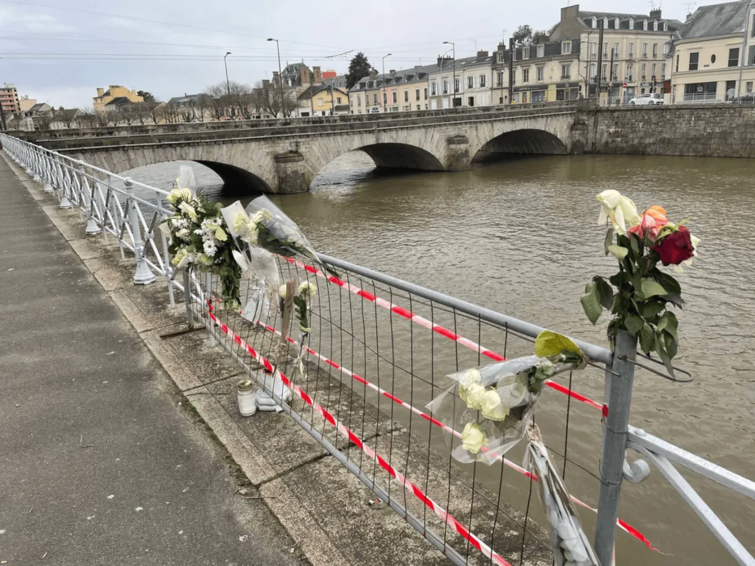 Les lieux du dramatique accident, fleuris par les proches