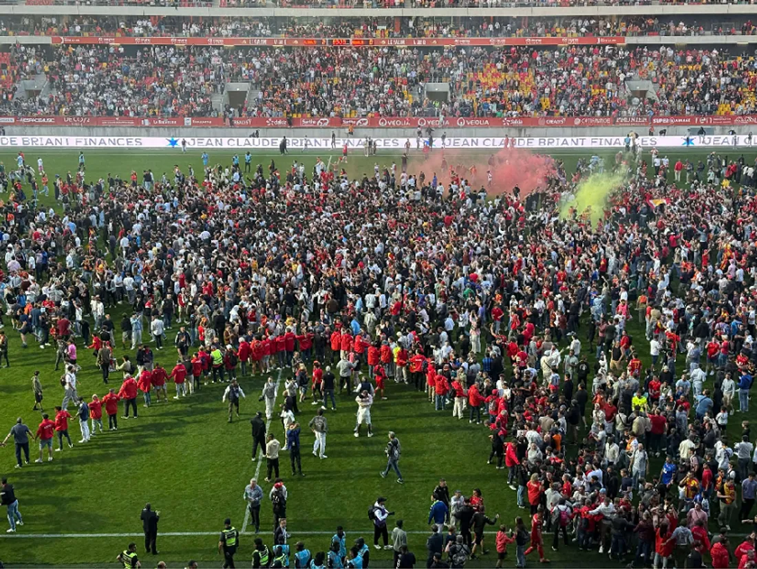 La foule envahit le stade