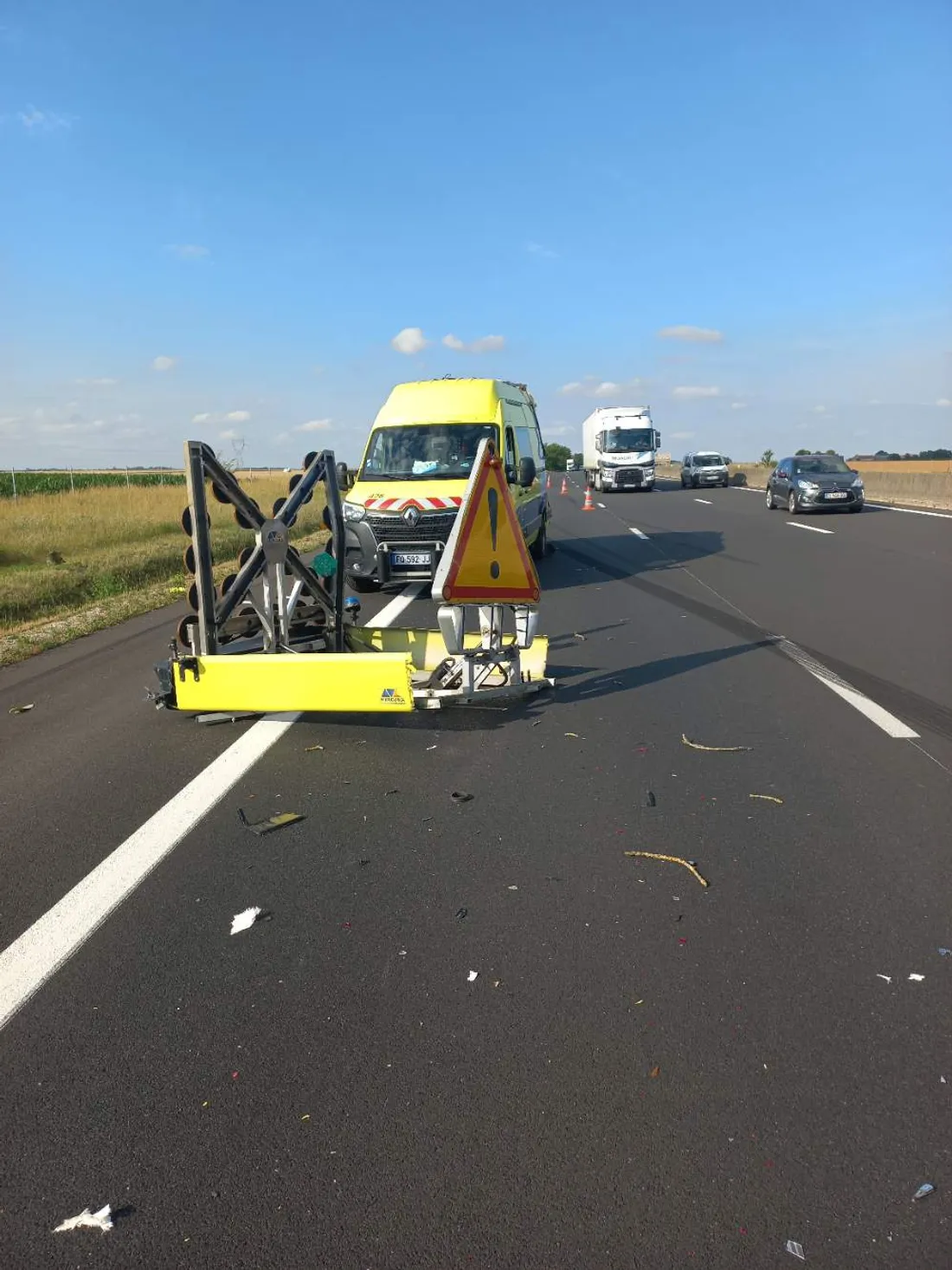 Un fourgon Vinci Autoroute heurté sur l'A10