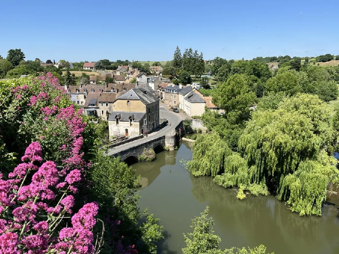Vue depuis les hauteurs de Fresnay-sur-Sarthe, dans le parc du château