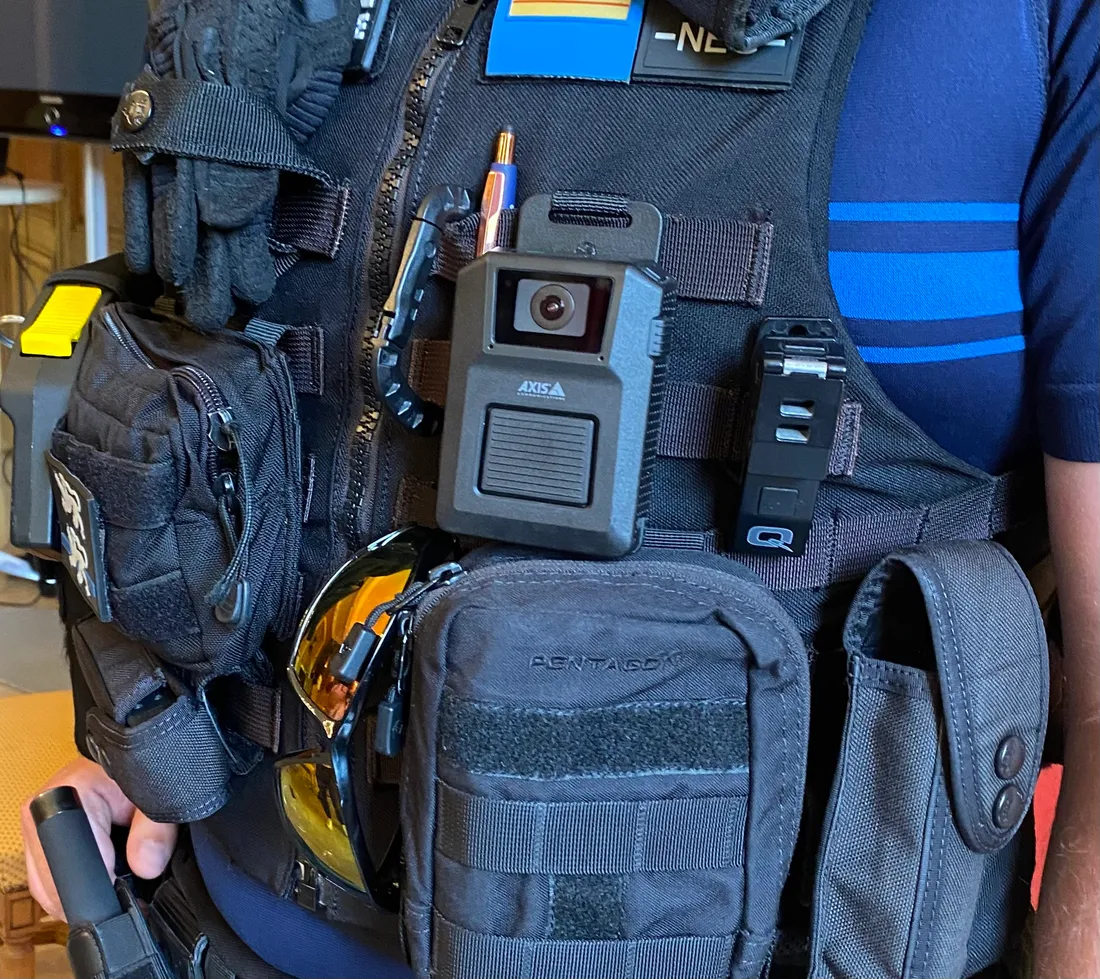 La caméra piéton vient compléter la panoplie déjà imposante du policier municipal