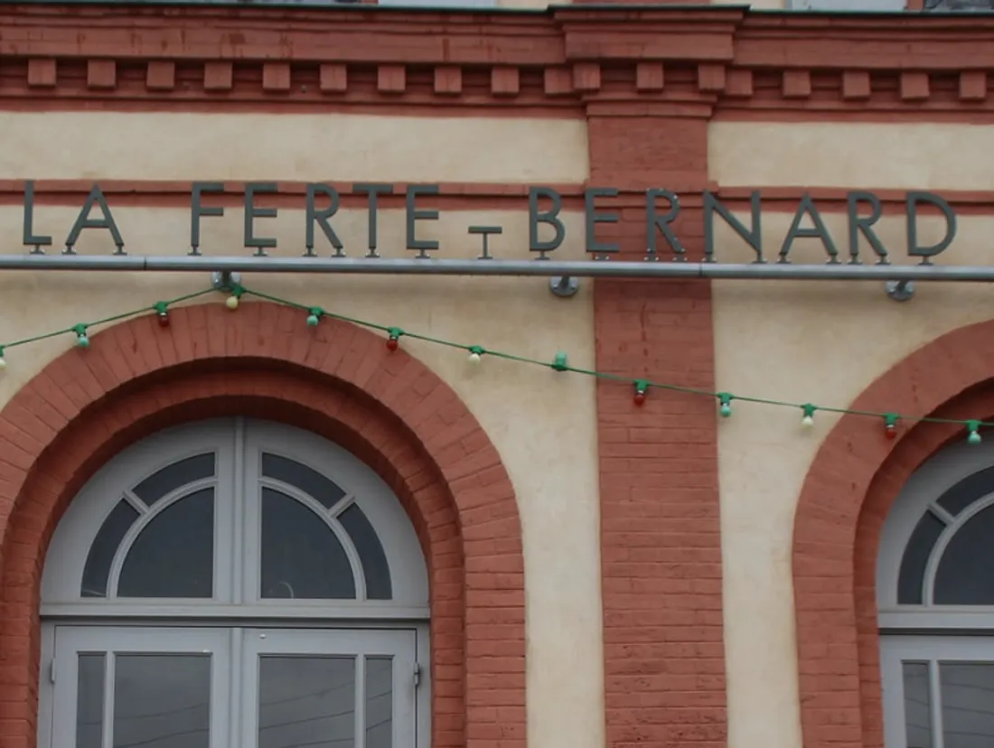 La gare de La Ferté-Bernard, ou en tous cas un gros plan sur la façade