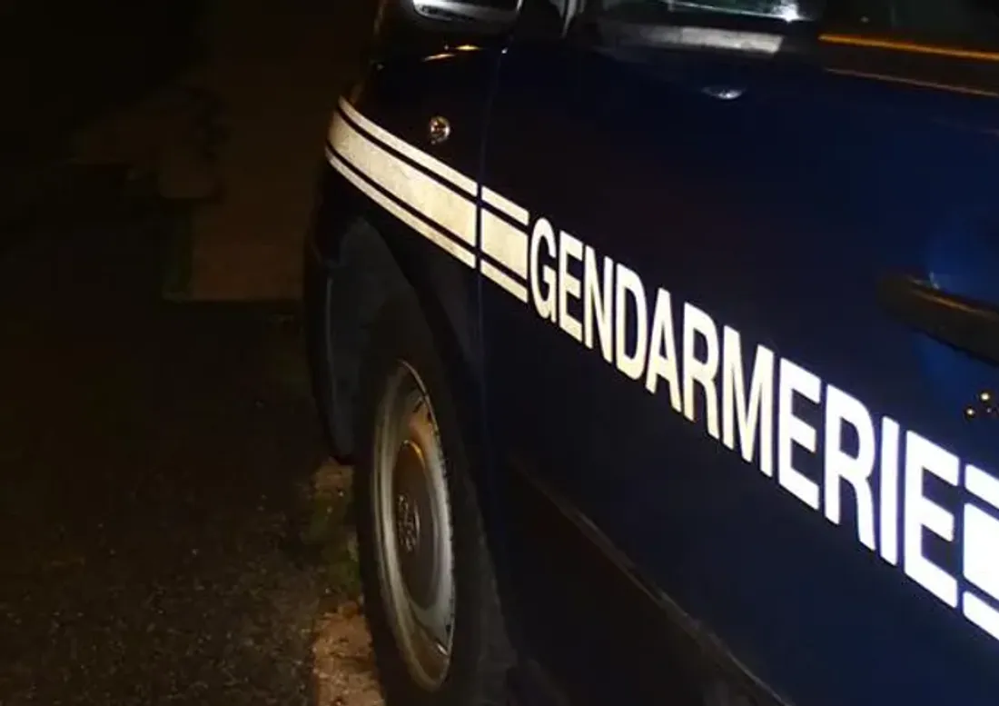 voiture gendarmerie nuit