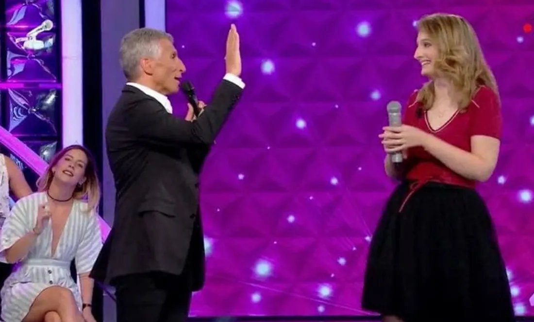 Héloïse, la Caennaise, face à Nagui sur le plateau de l'émission "N'oubliez pas les paroles"