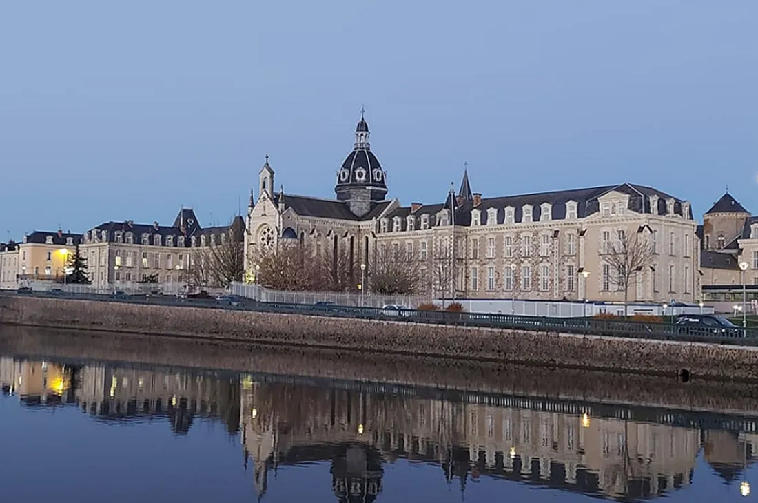A Château-Gontier, l'hôpital vu de l'extérieur depuis la Mayenne