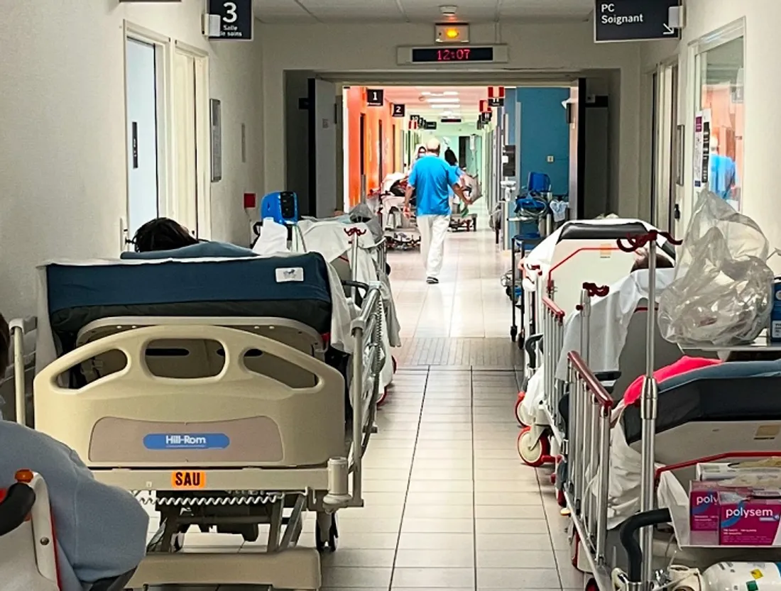 Couloir au service des urgences de l'hôpital du Mans