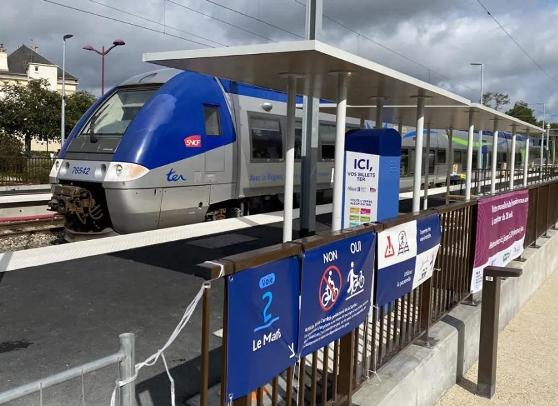 Au Mans, un TER passe par la nouvelle halte de l'hôpital