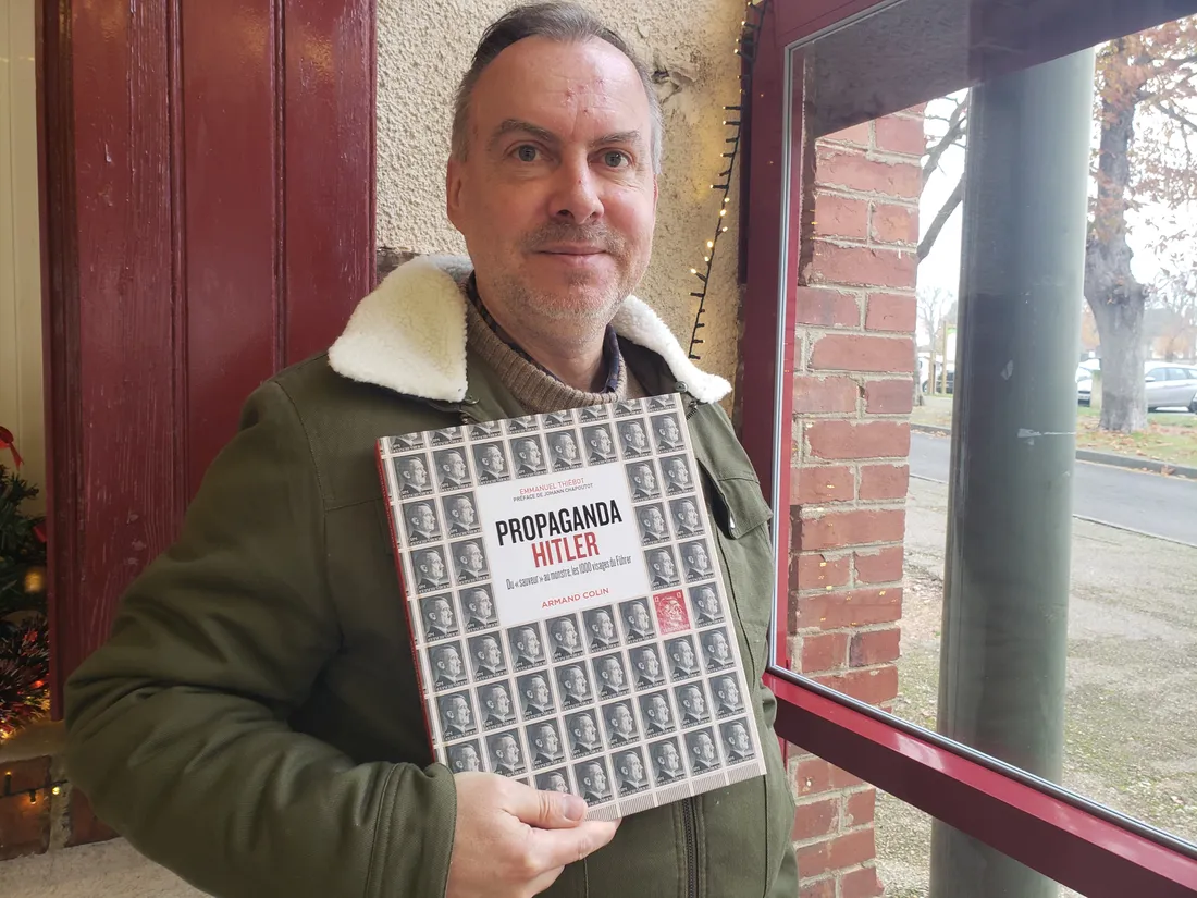 L'historien Emmanuel Thiébot pose avec son livre