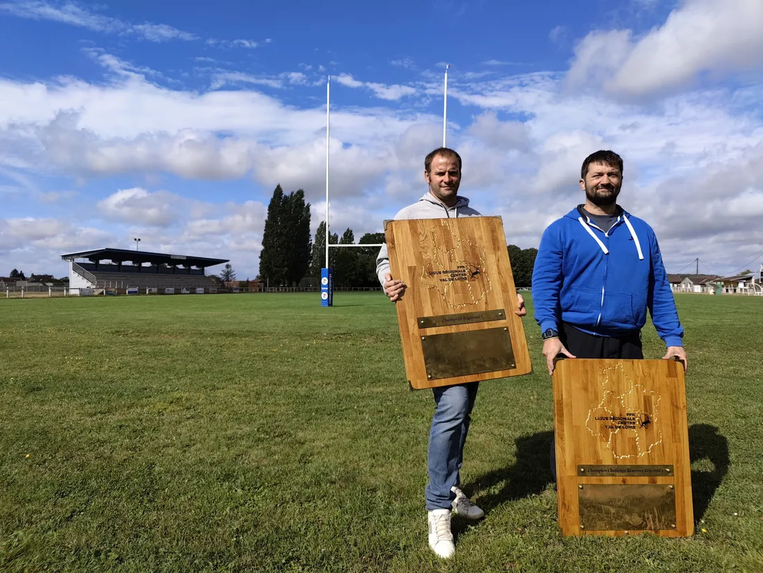 Olivier Chevreau et Loïc Coudray armés de leurs boucliers. Photo : Nicolas Terrien
