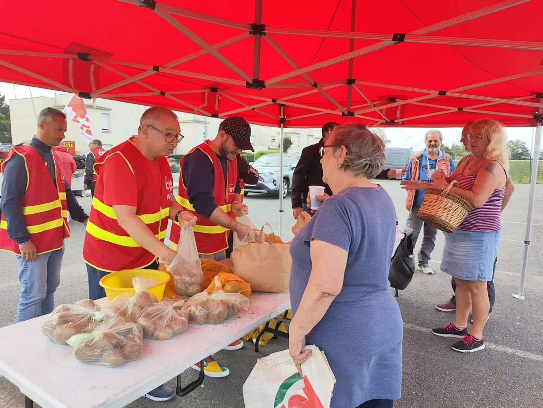 La CGT a effectué une distribution de pommes de terre ce vendredi matin à Mer.