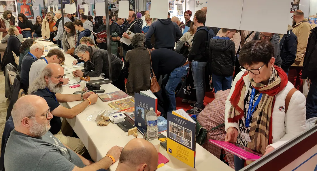 Des allées bondées entre les stands de dédicaces sur BD Boum 2023