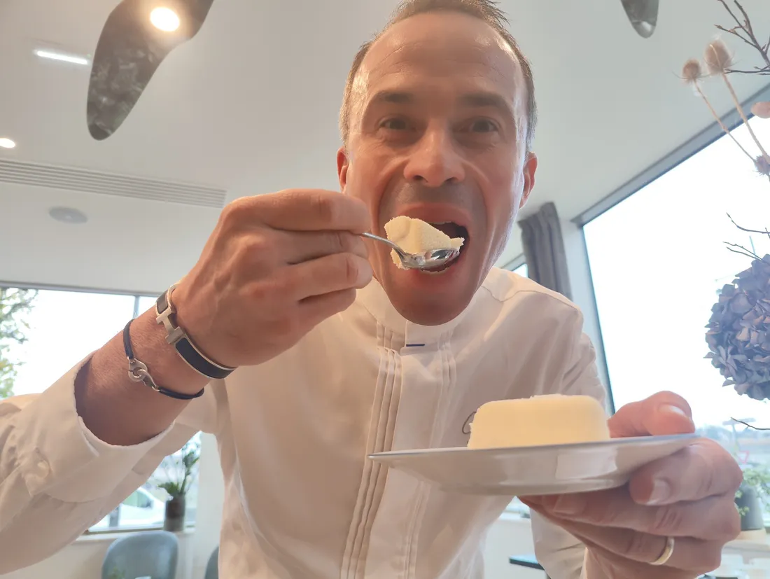 C'est avec gourmandise que Christophe Hay présente sa version de la bûche de Noël.