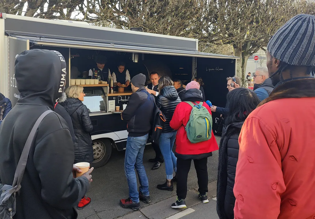 Le chef Christophe Hay à la rencontre des gens de la rue à Blois de mercredi 27 décembre 2023.