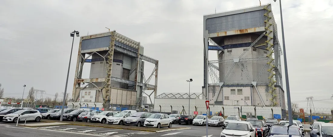 Les caissons des deux anciens réacteurs sont visibles depuis les parkings du CNPE.