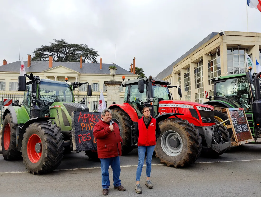 Encore 45 Tracteurs devant la préfecture de Loir-et-Cher ce vendredi après-midi.