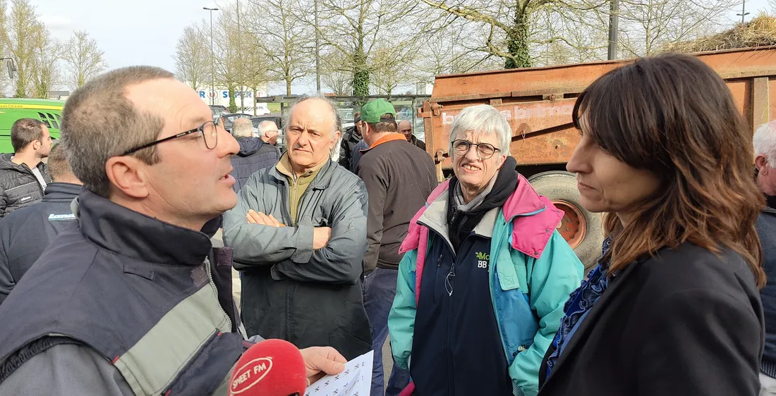 Frédéric Prégeant et Christelle Gallais en pleine discussion avant d'entrer dans le magasin.