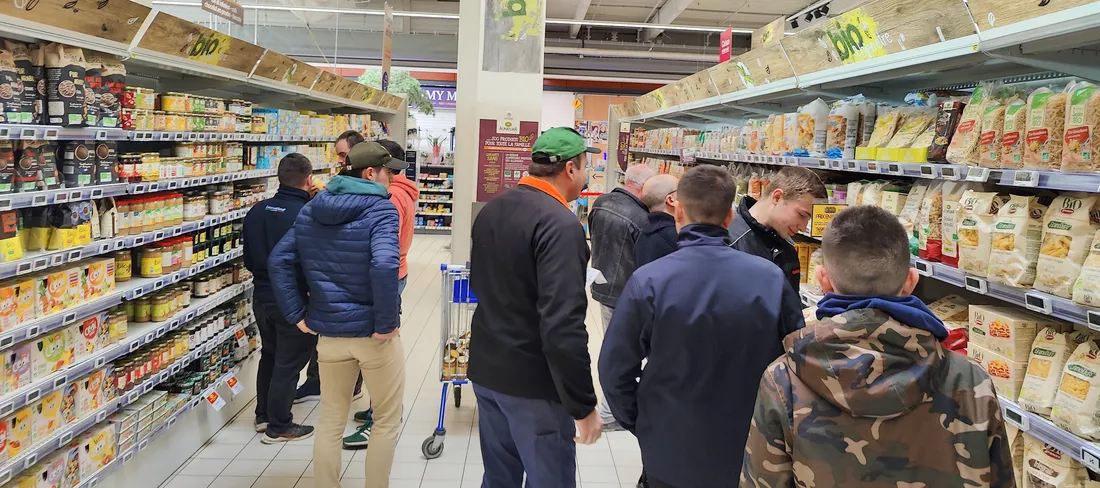 Des agriculteurs à la chasse aux produits non français dans les rayons de Cora Blois 2