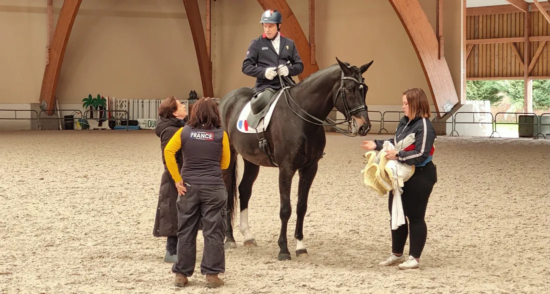 Aux petits soins autour de Vladimir Vinchon et de Pégase Mayenne.