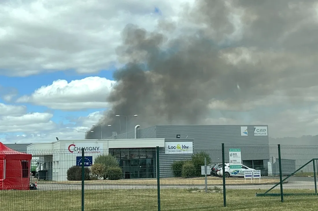 Le feu s'est déclaré sur un entassement extérieur de déchets de type ménager, selon les pompiers.