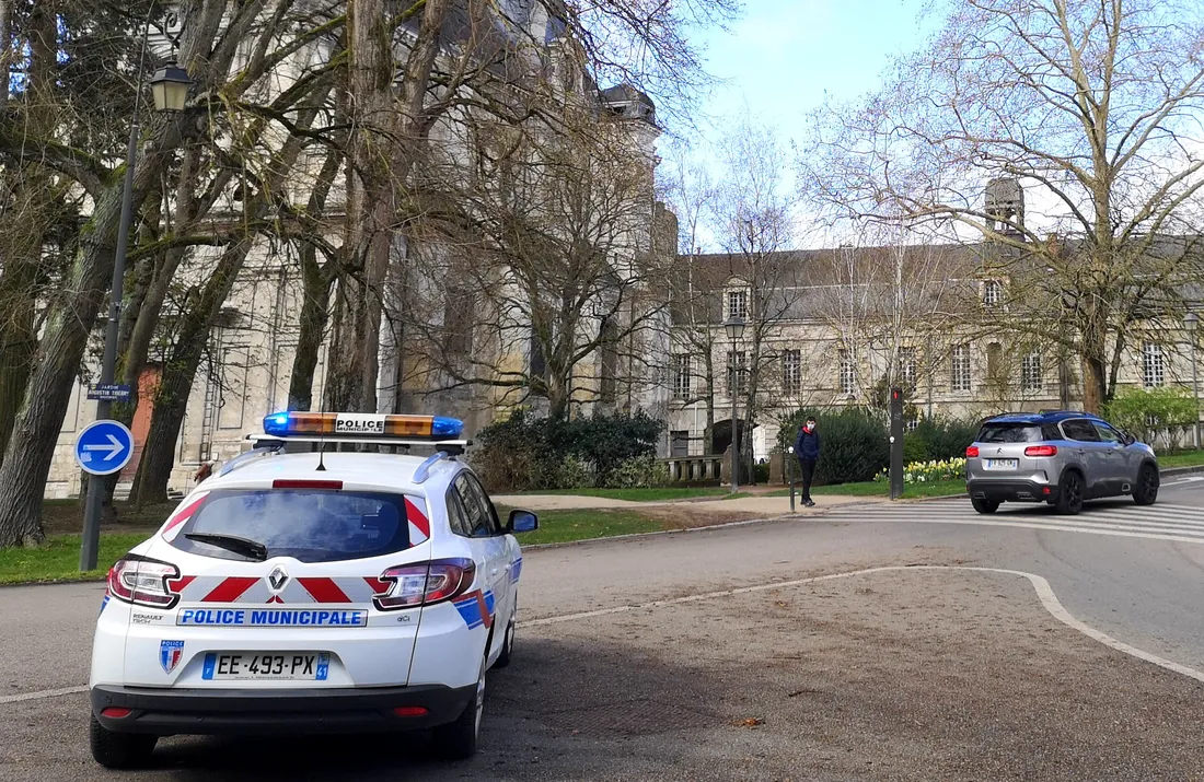 A Blois, la trentaine de policiers municipaux disposeront d'armes non-létales d'ici l'été 2025.