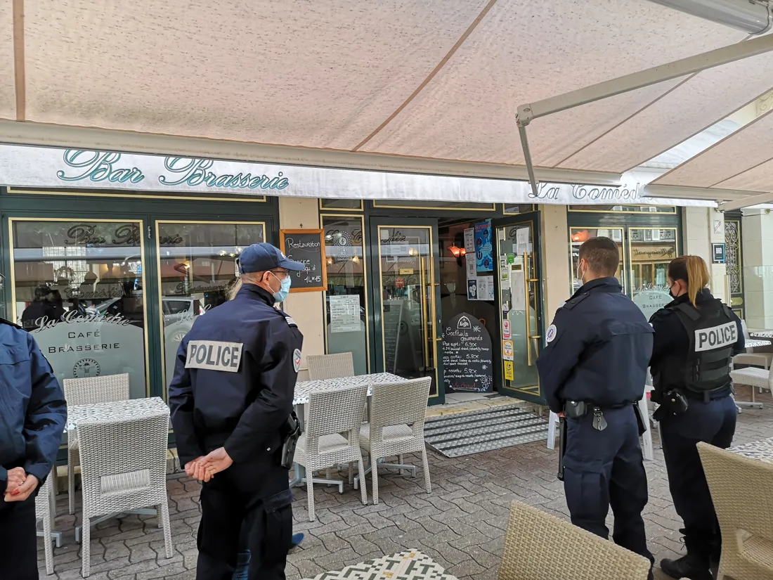 Les patrouilles de police s'intensifient pour contrôler le respect des mesures sanitaires.