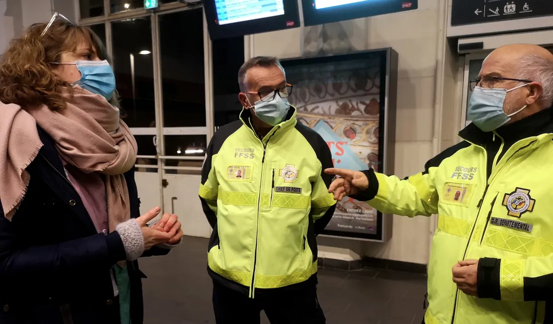 L'équipe Mobile Santé Précarité et les secouristes de la FFSS 41 en plein échange d'infos.